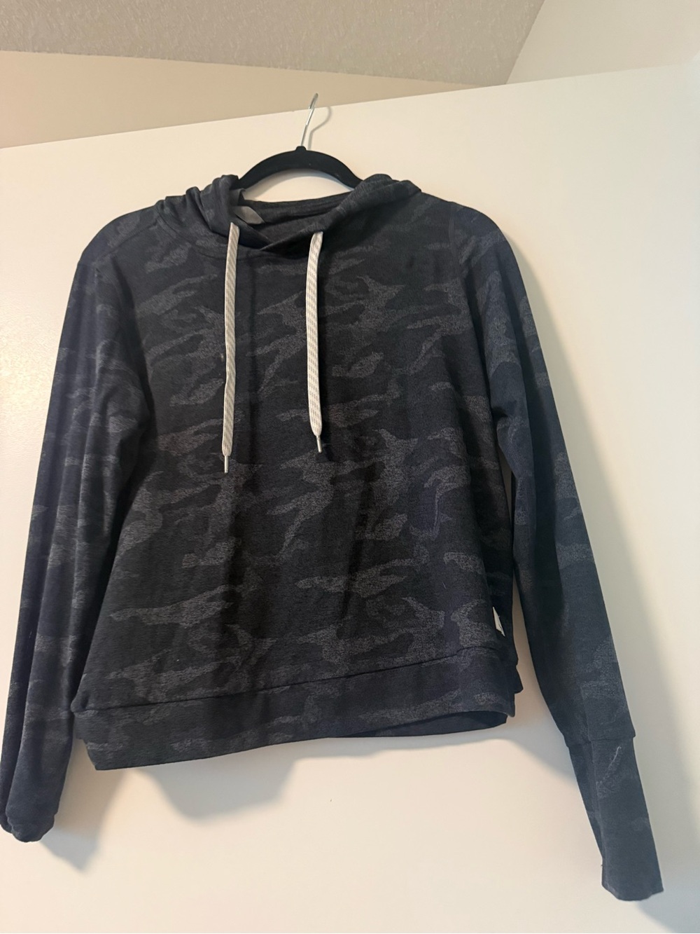 Vuori Women's Halo Hoodie in Dark Gray Camo